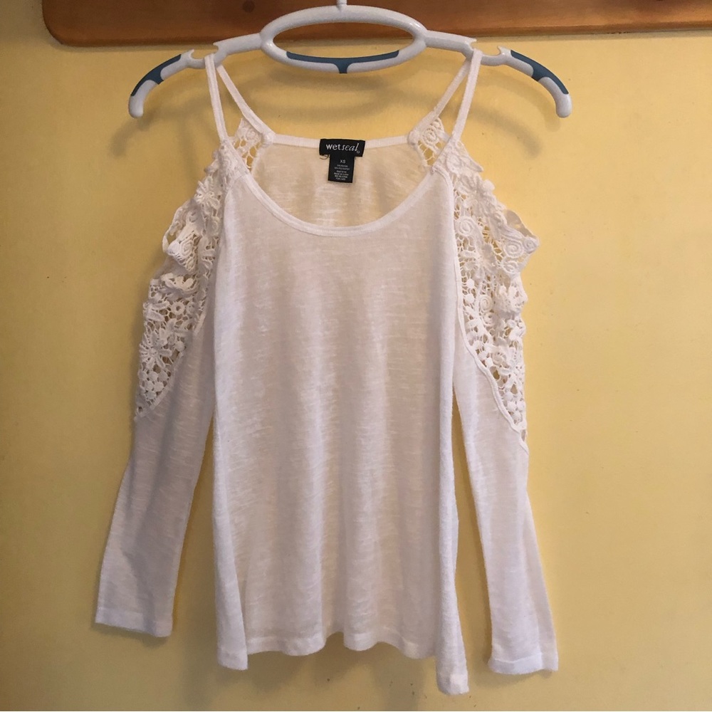 Wet Seal summer top size XS open shoulder crochet decor on sleeve